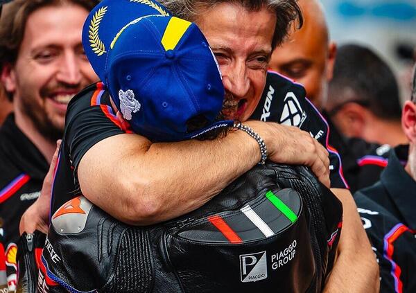 &ldquo;Grazie Aprilia, ho potuto rischiare come un bastardo&rdquo;: signori, questo &egrave; Marco Bezzecchi. Per Jorge Mart&igrave;n, invece, parla il babbo: &ldquo;Cercate la verit&agrave;&hellip;&rdquo;