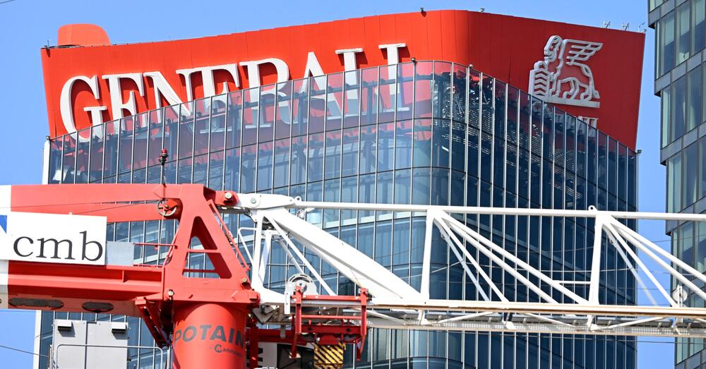 IL CROLLO: L&rsquo;insegna Generali (coinvolta nel risiko bancario) collassata a CityLife &egrave; il simbolo di un&rsquo;economia che sta fallendo? Ecco perch&eacute; anche il modello Milano (avanzato, green e per pochi) &egrave; vulnerabile 