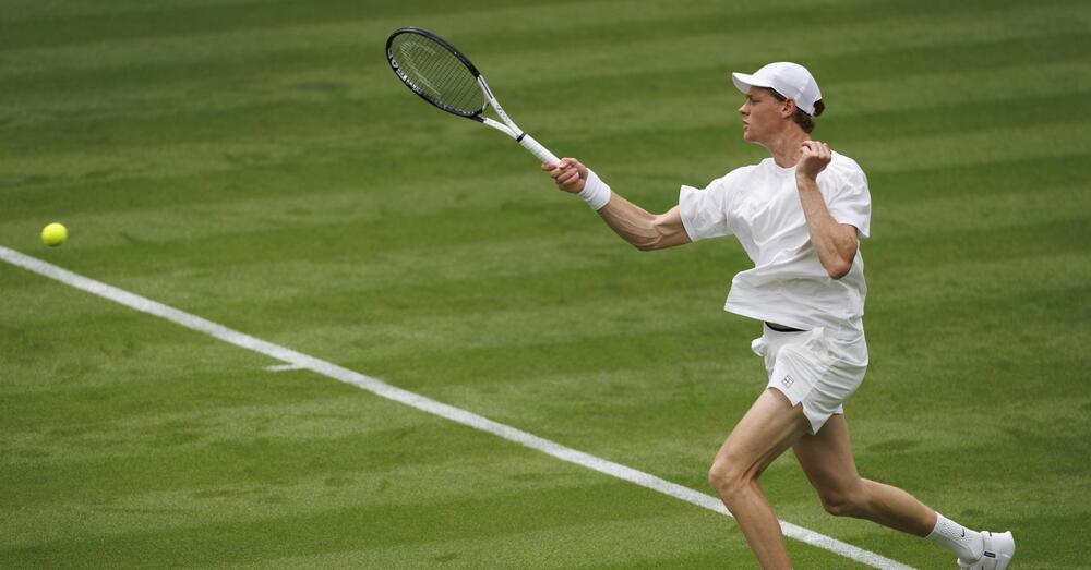 ALTRO CHE IMPREPARATO: a Wimbledon Sinner si presenta con il gotha della Formula 1 e della MotoGp. Ecco chi &egrave; l&#039;uomo che sostituisce Marco Panichi e Ulises Badio per spaccare contro Nardi