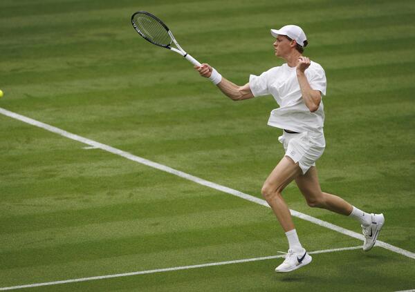ALTRO CHE IMPREPARATO: a Wimbledon Sinner si presenta con il gotha della Formula 1 e della MotoGp. Ecco chi &egrave; l&#039;uomo che sostituisce Marco Panichi e Ulises Badio per spaccare contro Nardi