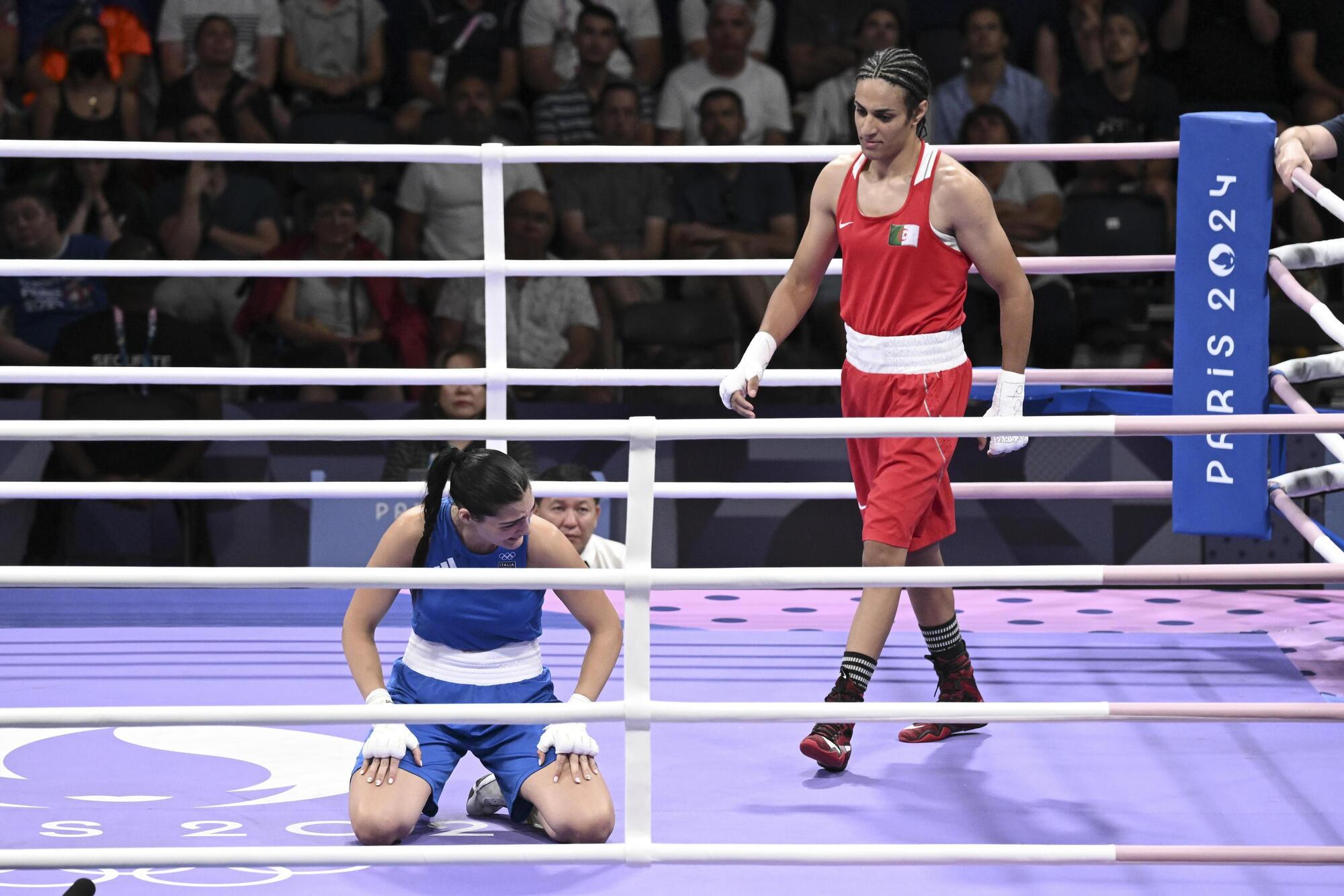 Angela Carini si ritira dal match con Imane Khelif a Parigi 2024
