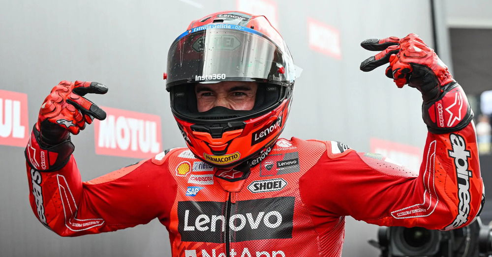 Assen ci ha lasciato un Marc Marquez che si inca**a di brutto anche se vince tutto: &ldquo;Avete detto cose sbagliate su Alex, con Bezzecchi vi ho dimostrato il contrario&rdquo;