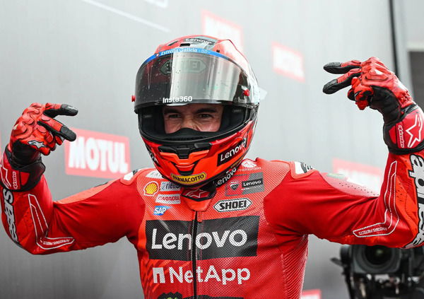 Assen ci ha lasciato un Marc Marquez che si inca**a di brutto anche se vince tutto: &ldquo;Avete detto cose sbagliate su Alex, con Bezzecchi vi ho dimostrato il contrario&rdquo;