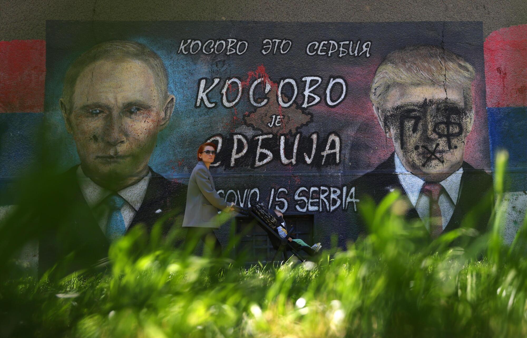Donald Trump e Vladimir Putin raffigurati in un murales a Belgrado