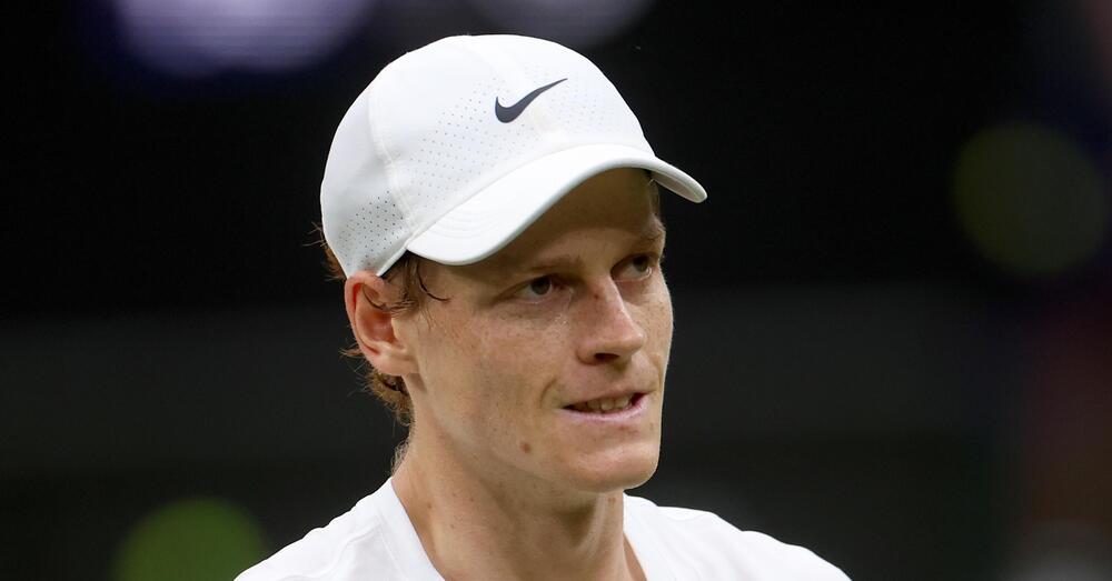SINNER &Egrave; CAMBIATO: Come? Ce lo spiega Bertolucci: &ldquo;Non gli si pu&ograve; chiedere di diventare Alcaraz, ma ora a Wimbledon Jannik segue canovacci tattici ben precisi perch&eacute;&hellip;&rdquo;