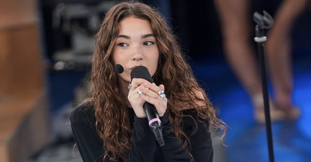 Antonia finalista &quot;stonata&quot; al Pride di Milano? Colpa del talent Amici di Maria De Filippi, che continua a ignorare i danni che la post-produzione vocale fa ai concorrenti...