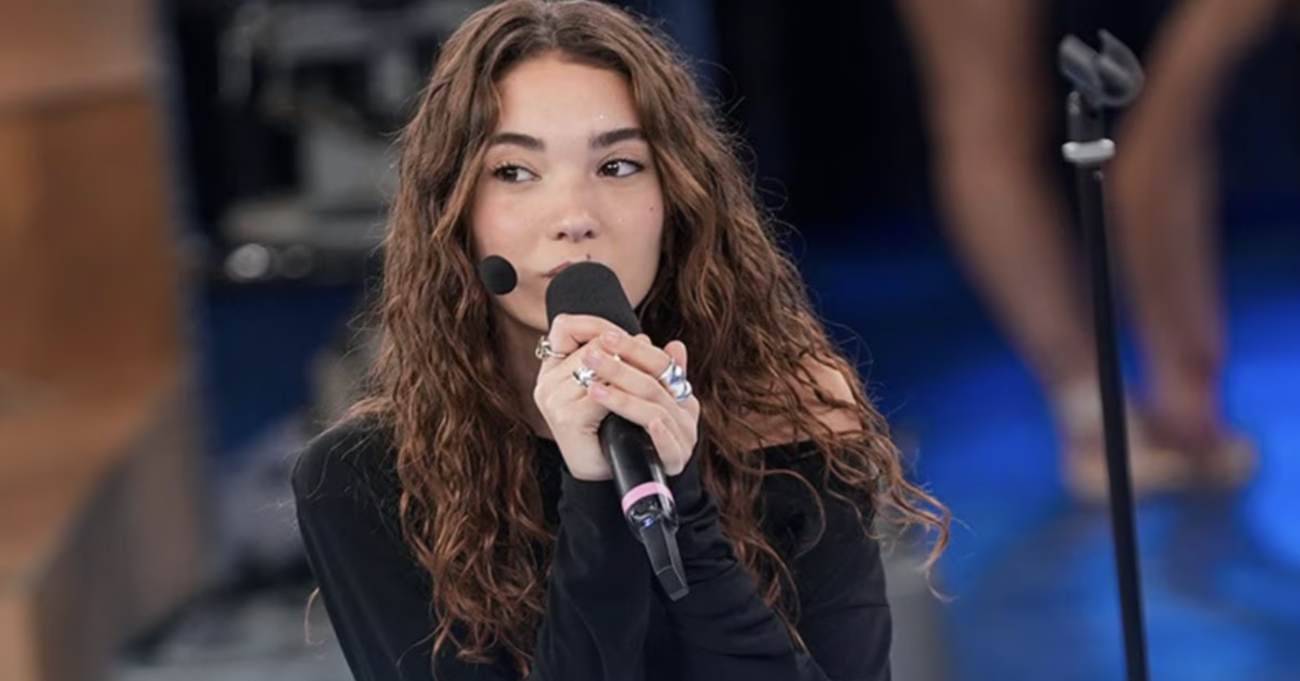 Antonia finalista &quot;stonata&quot; al Pride di Milano? Colpa del talent Amici di Maria De Filippi, che continua a ignorare i danni che la post-produzione vocale fa ai concorrenti...