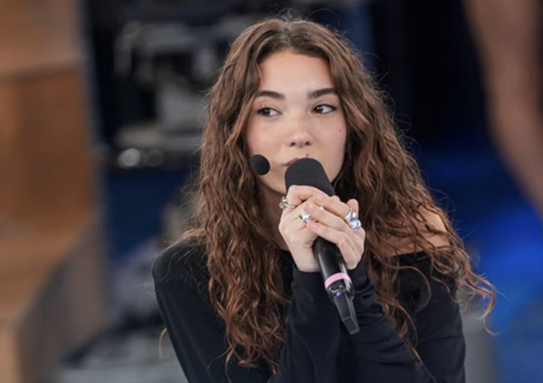 Antonia finalista &quot;stonata&quot; al Pride di Milano? Colpa del talent Amici di Maria De Filippi, che continua a ignorare i danni che la post-produzione vocale fa ai concorrenti...