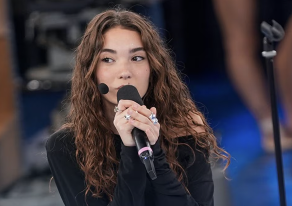 Antonia finalista &quot;stonata&quot; al Pride di Milano? Colpa del talent Amici di Maria De Filippi, che continua a ignorare i danni che la post-produzione vocale fa ai concorrenti...