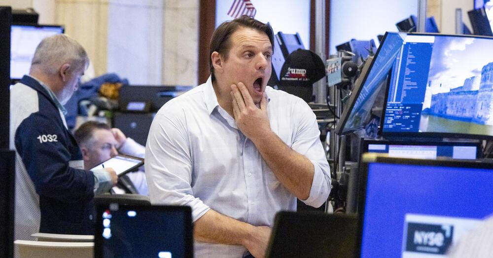 Ok, ma che caz*o succede al dollaro? Il re delle valute si &egrave; svalutato: nel 2025 gi&ugrave; del 10% (mai cos&igrave; dal 1973). Ecco perch&eacute; e cosa c&rsquo;entrano i dazi di Donald Trump