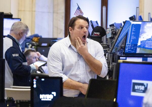 Ok, ma che caz*o succede al dollaro? Il re delle valute si &egrave; svalutato: nel 2025 gi&ugrave; del 10% (mai cos&igrave; dal 1973). Ecco perch&eacute; e cosa c&rsquo;entrano i dazi di Donald Trump