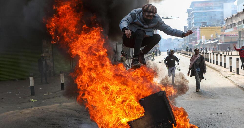 BAGNO DI SANGUE: Ok, ma cosa caz*o sta succedendo in Kenya? La Gen Z si rivolta contro il governo che aumenta le tasse: dall&rsquo;omicidio del blogger Albert Ojwang (arrestato per aver diffamato un poliziotto) alle proteste contro il presidente Rupo e...