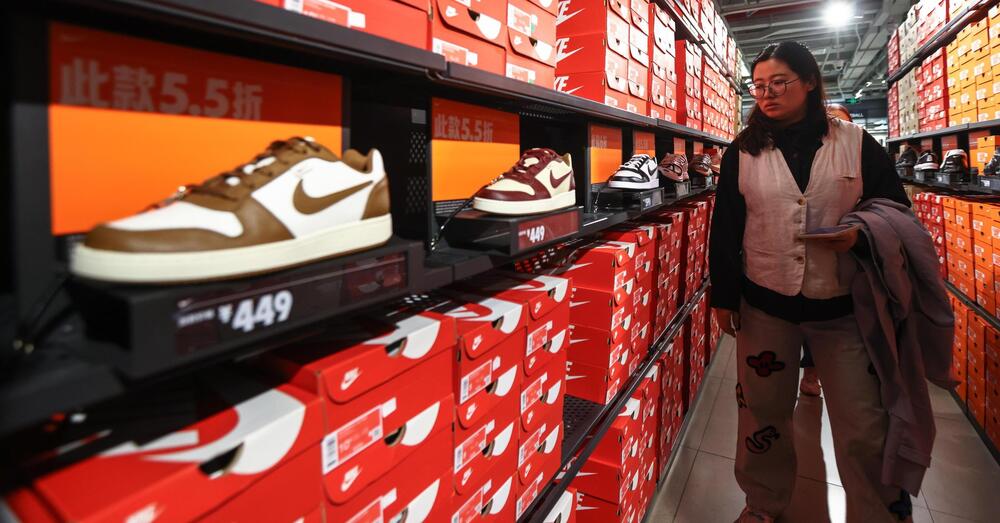 CON I DAZI SONO CAZ*I: la Nike aumenta i prezzi? S&igrave;, perch&eacute; ha pi&ugrave; costi e meno vendite, ma perch&eacute;? Le importazioni dalla Cina la costringono a rivedere tutto...