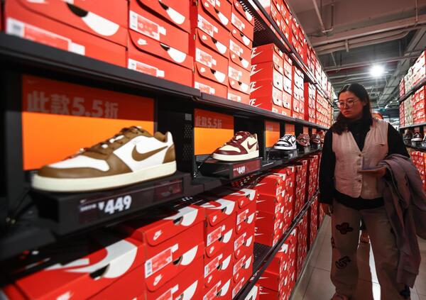 CON I DAZI SONO CAZ*I: la Nike aumenta i prezzi? S&igrave;, perch&eacute; ha pi&ugrave; costi e meno vendite, ma perch&eacute;? Le importazioni dalla Cina la costringono a rivedere tutto...