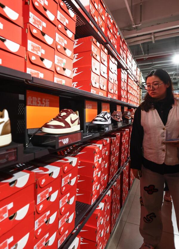 CON I DAZI SONO CAZ*I: la Nike aumenta i prezzi? S&igrave;, perch&eacute; ha pi&ugrave; costi e meno vendite
