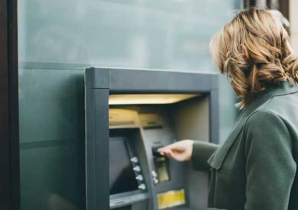 I conti correnti in Italia sono troppo cari? S&igrave;, lo svela Altroconsumo: ecco tutti gli aumenti ingiustificati e i costi nascosti dalle banche italiane. I pi&ugrave; colpiti? Pensionati e famiglie...