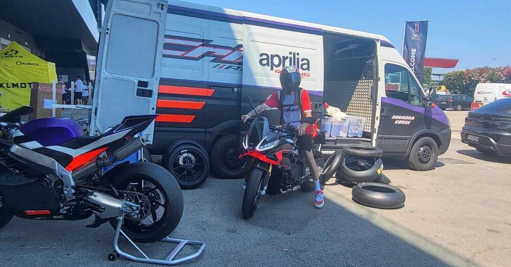 Ma Marco Bezzecchi che arriva al ProDay, gira tutto il giorno a Misano come un forsennato e poi sale in moto pure per tornare a casa? Aprilia, un CAPITANO VERO ce l&rsquo;hai gi&agrave; (e &egrave; come quelli di una volta)