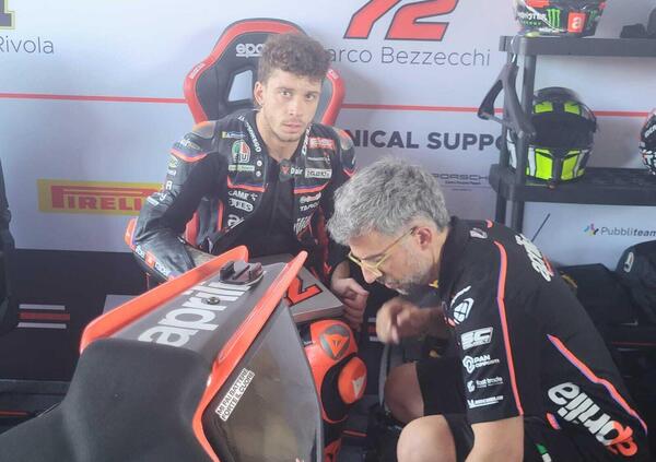 Ma Marco Bezzecchi che arriva al ProDay, gira tutto il giorno a Misano come un forsennato e poi sale in moto pure per tornare a casa? Aprilia, un CAPITANO VERO ce l&rsquo;hai gi&agrave; (e &egrave; come quelli di una volta)