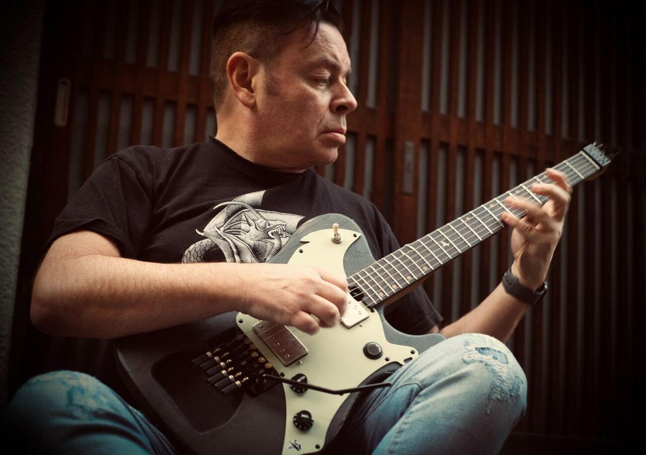 Simone Sello, la chitarra, la fuga a Los Angeles e le cene con Vasco Rossi: &ldquo;Delle masterclass&rdquo;. E un singolo che anticipa l&rsquo;album di spaghetti western in salsa di soia&hellip;