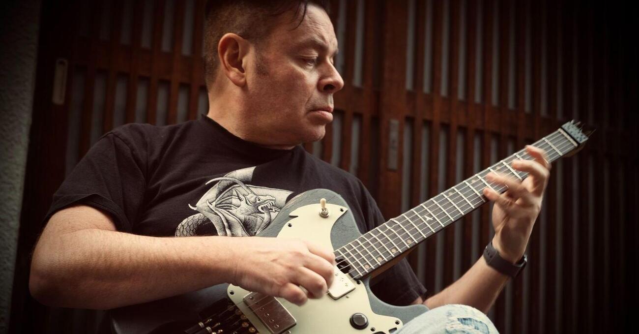 Simone Sello, la chitarra, la fuga a Los Angeles e le cene con Vasco Rossi: &ldquo;Delle masterclass&rdquo;. E un singolo che anticipa l&rsquo;album di spaghetti western in salsa di soia&hellip;