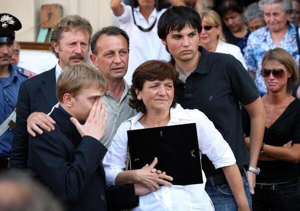 Omicidio Poggi, COSA DICE IL LINGUAGGIO DEL CORPO DELLA FAMIGLIA DI Chiara al funerale? Perch&eacute; la cugina Stefania Cappa si copre le labbra con una mano? &ldquo;Un gesto che pu&ograve; significare conoscenza della verit&agrave; e necessit&agrave; di tenere la bocca chiusa&hellip;&rdquo;