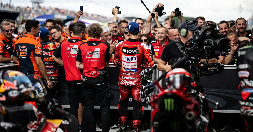 [VIDEO] Ducati non ci nasconde niente: Gigi Dall&rsquo;Igna si prende una rosa da Marc Marquez, ma vorrebbe un sorriso da Pecco Bagnaia (che non lo abbozza nemmeno)