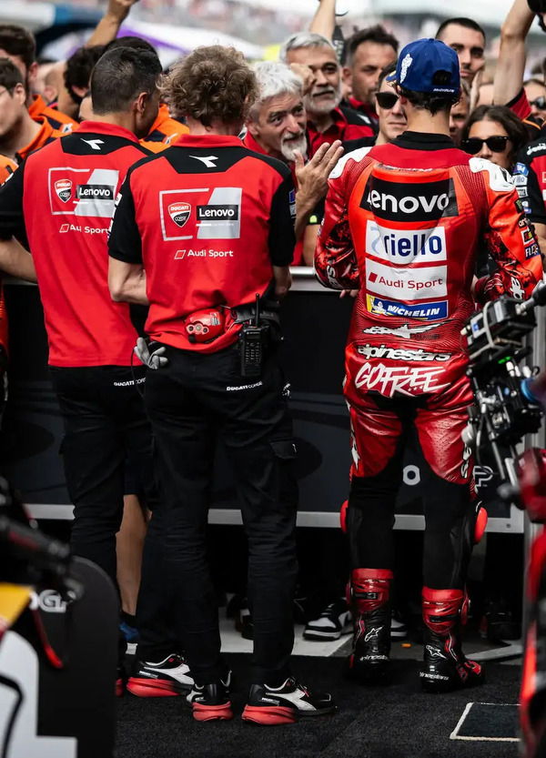 Ducati non ci nasconde niente: Gigi Dall&rsquo;Igna si prende una rosa da Marquez, ma vorrebbe un sorriso da Pecco...