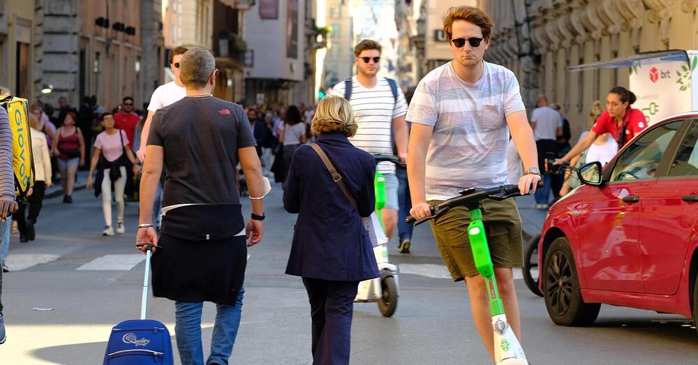 MOBILIT&Agrave; LEGGERA, BUROCRAZIA PESANTE: per i monopattini arriva l&#039;obbligo della targa. Ma quanto coster&agrave;? E le multe...