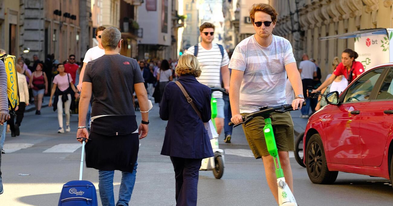 MOBILIT&Agrave; LEGGERA, BUROCRAZIA PESANTE: per i monopattini arriva l&#039;obbligo della targa. Ma quanto coster&agrave;? E le multe...