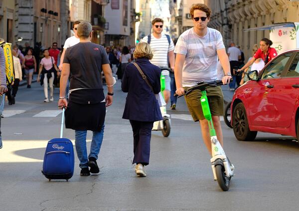 MOBILIT&Agrave; LEGGERA, BUROCRAZIA PESANTE: per i monopattini arriva l&#039;obbligo della targa. Ma quanto coster&agrave;? E le multe...