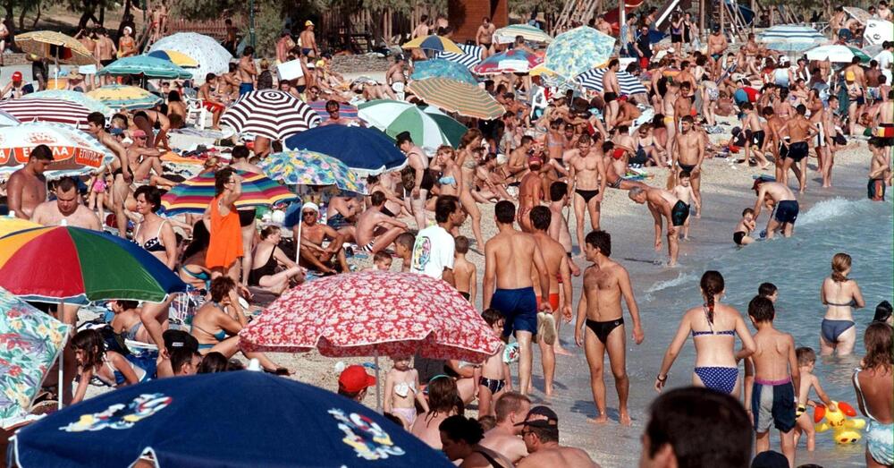 Abbiamo letto &ldquo;La linea dell&rsquo;orizzonte&rdquo; di Christos Vakalopoulus, il Pasolini greco: ma com&rsquo;&egrave;? Il romanzo contro l&rsquo;overtourism che ha previsto tutto e soprattutto una cosa: la fine della civilt&agrave; in una spiaggia invasa d&rsquo;estate (e senza amore)