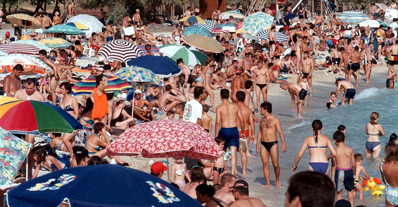Abbiamo letto &ldquo;La linea dell&rsquo;orizzonte&rdquo; di Christos Vakalopoulos, il Pasolini greco: ma com&rsquo;&egrave;? Il romanzo contro l&rsquo;overtourism che ha previsto tutto e soprattutto una cosa: la fine della civilt&agrave; in una spiaggia invasa d&rsquo;estate (e senza amore)
