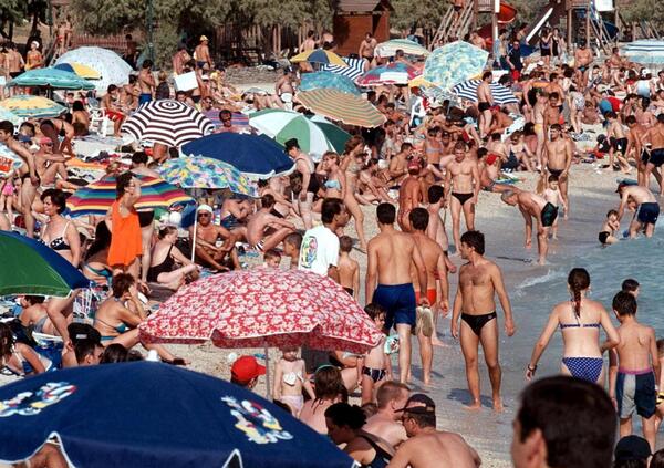 Abbiamo letto &ldquo;La linea dell&rsquo;orizzonte&rdquo; di Christos Vakalopoulus, il Pasolini greco: ma com&rsquo;&egrave;? Il romanzo contro l&rsquo;overtourism che ha previsto tutto e soprattutto una cosa: la fine della civilt&agrave; in una spiaggia invasa d&rsquo;estate (e senza amore)