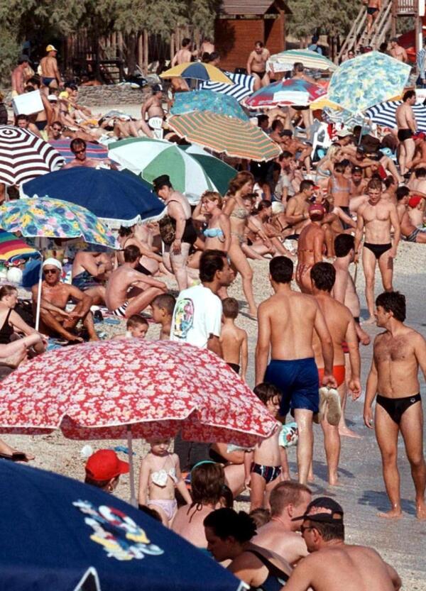 Per resistere all&rsquo;overtourism estivo leggere &ldquo;La linea dell&rsquo;orizzonte&rdquo; di Christos Vakalopoulus, il Pasolini greco