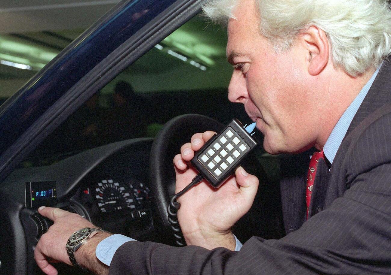 Alcol alla guida? E L&#039;AUTO SCOMPARE! Arriva l&#039;Alcolock e se bevi non parte. Chi deve installarlo, cosa rischia chi beve e a quanto ammontano le multe per gli automobilisti. Spoiler: tanto