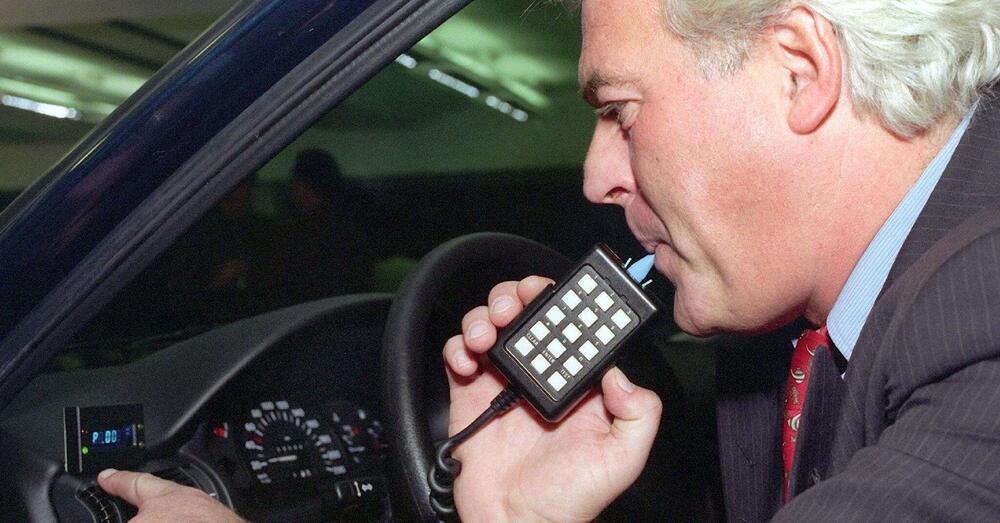 Alcol alla guida? E L&#039;AUTO SCOMPARE! Arriva l&#039;Alcolock e se bevi non parte. Chi deve installarlo, cosa rischia chi beve e a quanto ammontano le multe per gli automobilisti. Spoiler: tanto