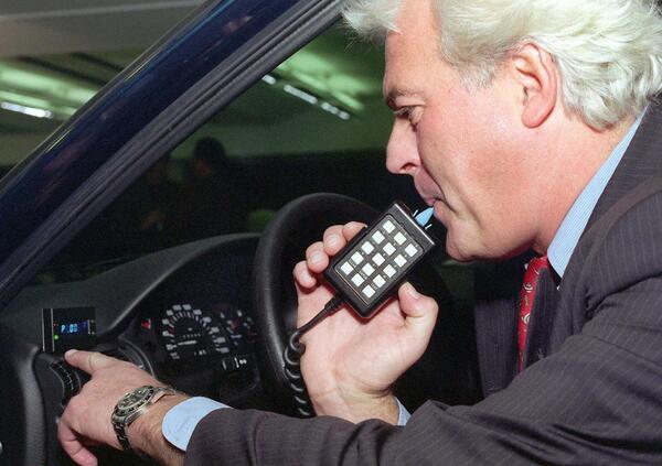 Alcol alla guida? E L&#039;AUTO SCOMPARE! Arriva l&#039;Alcolock e se bevi non parte. Chi deve installarlo, cosa rischia chi beve e a quanto ammontano le multe per gli automobilisti. Spoiler: tanto