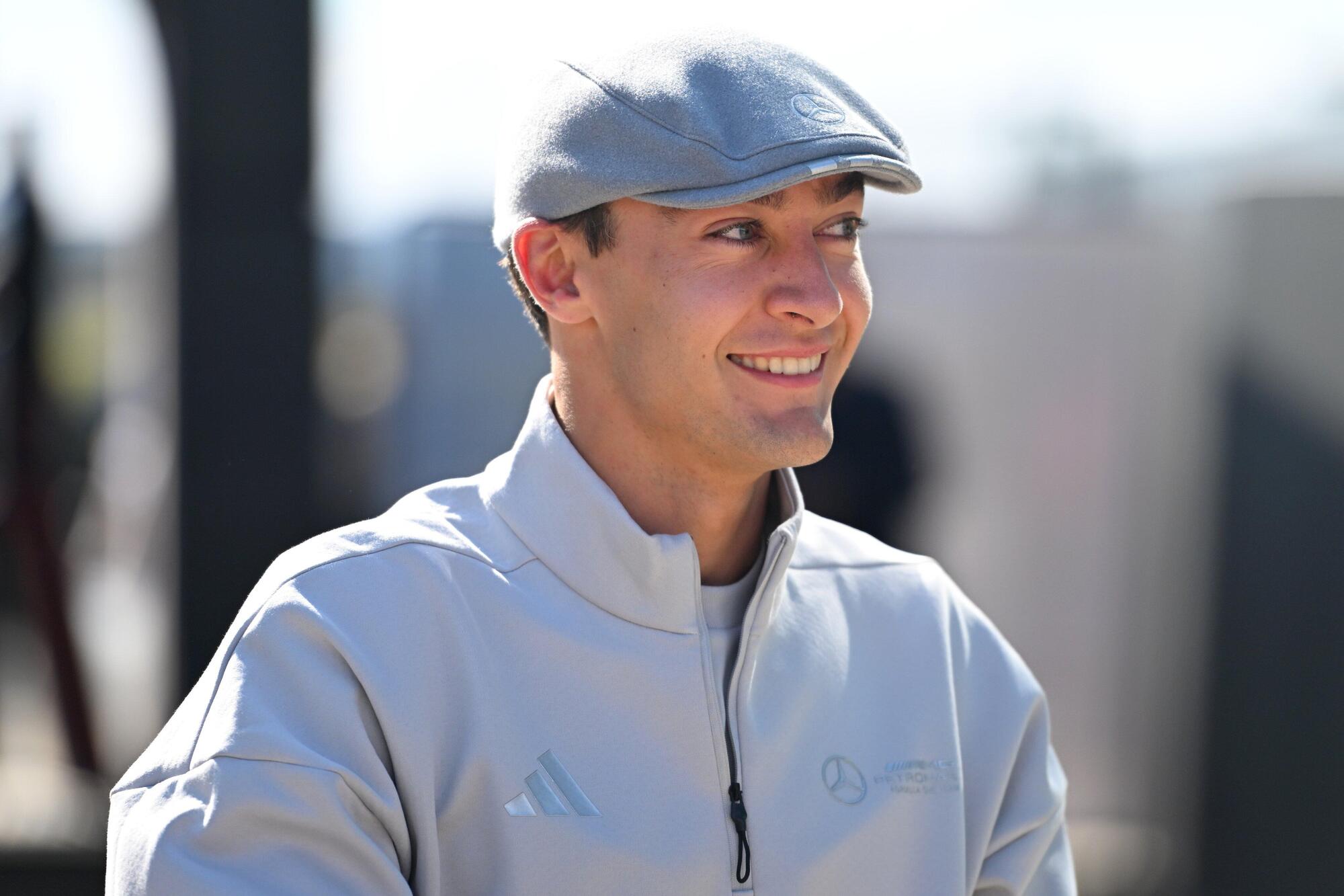 George Russell arriva a Silverstone per il media day