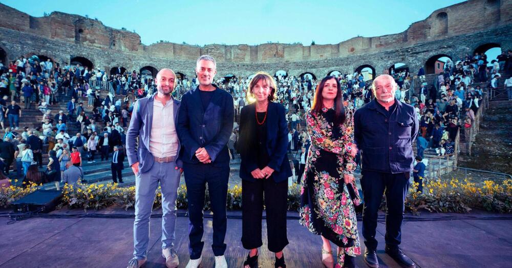 Anche questo Premio Strega ce lo siamo levati dalle palle? Come previsto, vince Andrea Bajani con L&#039;anniversario. I motivi della vittoria? Sconosciuti. Ecco i voti e la classifica finale