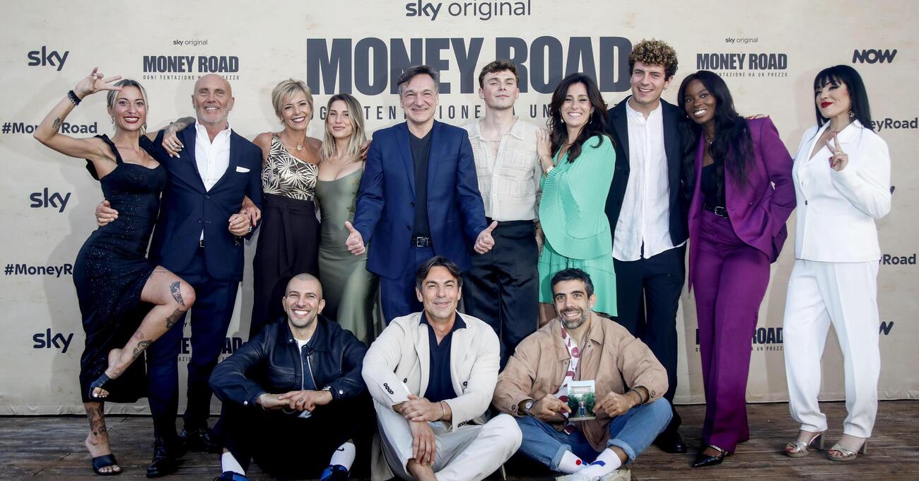 Money Road (Sky), le pagelle della puntata finale: Yaser d&agrave; la colpa a Danielle (-10), Roberta finta tonta (2), Benedetta protesta (7). E Fabio Caressa? Mentre Alvise e Grazia&hellip; 