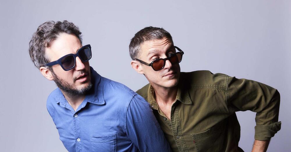 Abbiamo ascoltato &ldquo;Uomini Cani Gabbiani&rdquo;, il nuovo album de Le Feste Antonacci, ma com&rsquo;&egrave;? Un&rsquo;esplosione ordinata di delirio, fede, synth sfatti e amore come ultima salvezza. Un disco che non ha paura di essere troppo e vi spieghiamo perch&eacute;&hellip;