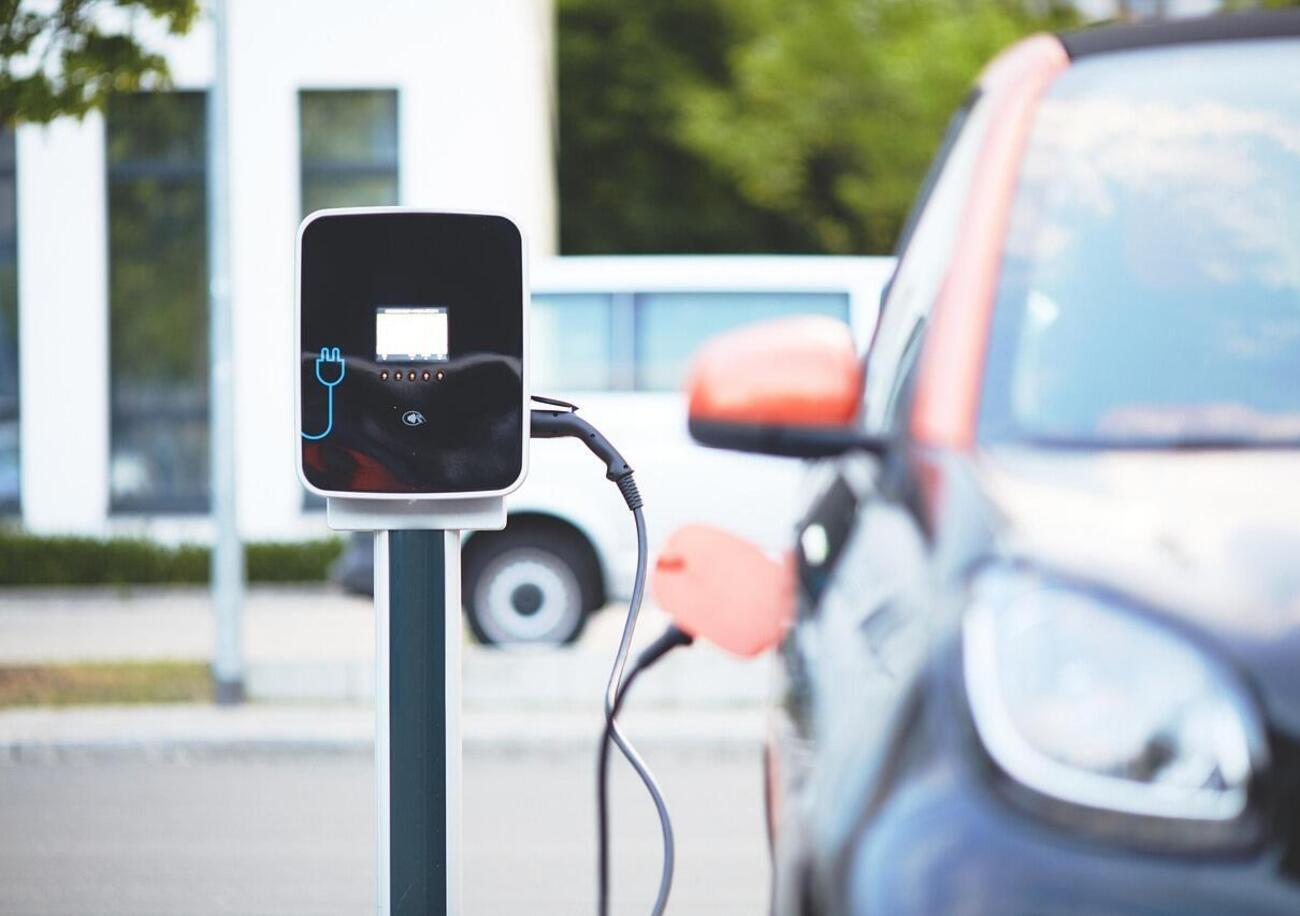 Davvero con i veicoli elettrici aumenta il mal d&#039;auto? C&#039;&egrave; una spiegazione scientifica: l&#039;assenza di rumore del motore e delle vibrazioni dei sedili...