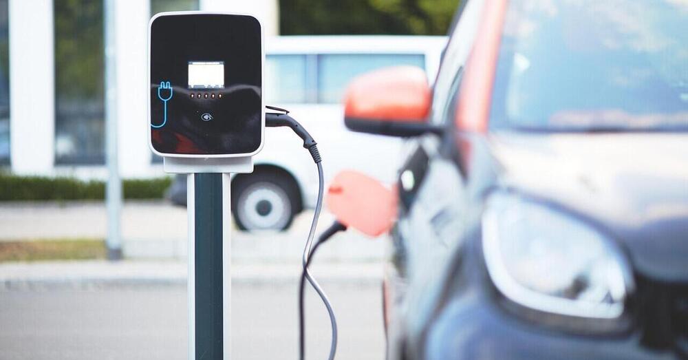 Davvero con i veicoli elettrici aumenta il mal d&#039;auto? C&#039;&egrave; una spiegazione scientifica: l&#039;assenza di rumore del motore e delle vibrazioni dei sedili...
