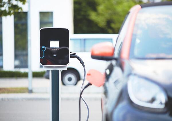 Davvero con i veicoli elettrici aumenta il mal d&#039;auto? C&#039;&egrave; una spiegazione scientifica: l&#039;assenza di rumore del motore e delle vibrazioni dei sedili...