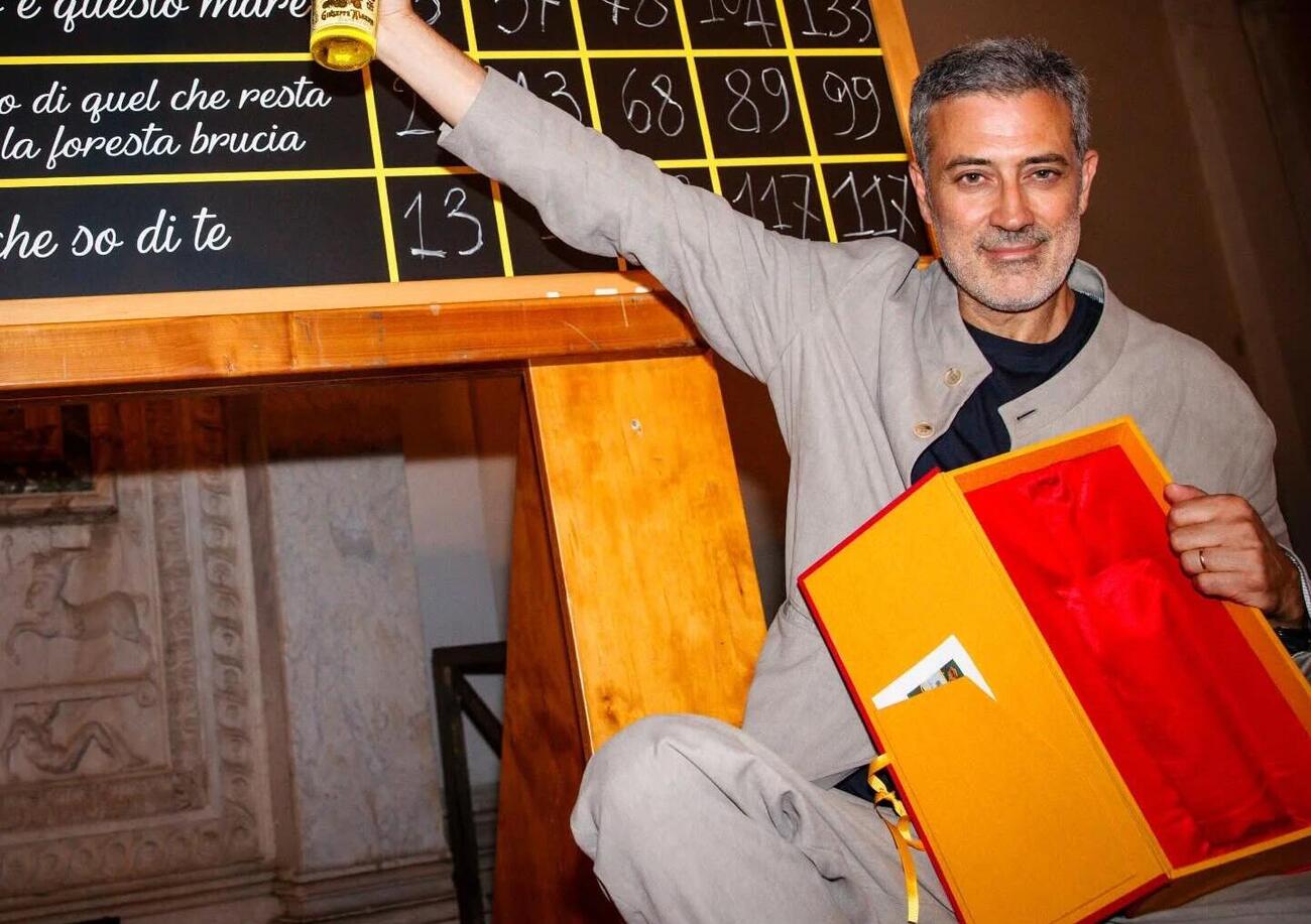 Abbiamo letto L&rsquo;Anniversario (Feltrinelli), il libro vincitore del Premio Strega di Andrea Bajani, ma com&#039;&egrave;? Un giovane Holden del 2025, ma condito di fascismo e patriarcato...