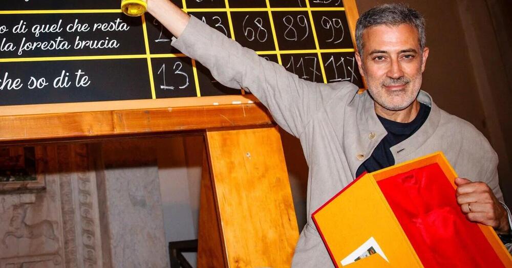 Abbiamo letto L&rsquo;Anniversario (Feltrinelli), il libro vincitore del Premio Strega di Andrea Bajani, ma com&#039;&egrave;? Un giovane Holden del 2025, ma condito di fascismo e patriarcato...