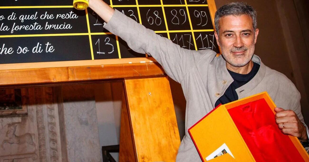 Abbiamo letto L&rsquo;Anniversario (Feltrinelli), il libro vincitore del Premio Strega di Andrea Bajani, ma com&#039;&egrave;? Un giovane Holden del 2025, ma condito di fascismo e patriarcato...