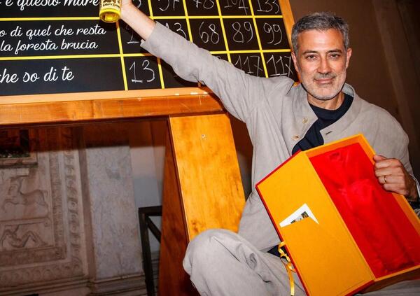 Abbiamo letto L&rsquo;Anniversario (Feltrinelli), il libro vincitore del Premio Strega di Andrea Bajani, ma com&#039;&egrave;? Un giovane Holden del 2025, ma condito di fascismo e patriarcato...