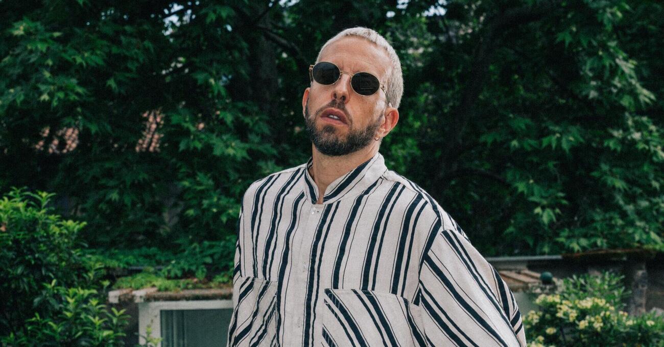 Abbiamo ascoltato &ldquo;Manifesto&rdquo;, il nuovo album di Shablo, ma com&rsquo;&egrave;? Un viaggio analogico tra spiritualit&agrave; e citazioni colte. Ecco perch&eacute; la sua &egrave; un&rsquo;idea di musica che oggi non ha quasi nessuno&hellip;