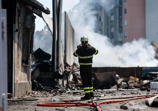 BOMBARDANO ROMA? NO, SCOPPIA UN DISTRIBUTORE! 45 feriti (2 in pericolo di vita), cos&#039;&egrave; successo: la fuga di gas, l&#039;autocisterna di Gpl e le fiamme...